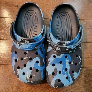 Classic Crocs, blue and black camo, unisex, size 6 mens, 8 womens